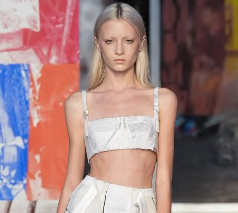 Трансгендерна дочка Наомі Воттс і Лієва Шрайбера попозувала в грайливому ліфі та джинсах. Фото