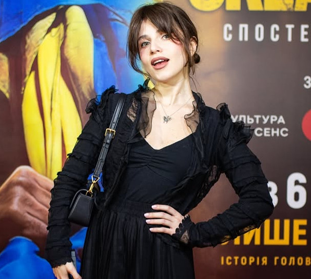 Міні, напівпрозорий кардиган і рюші: Соловій вигуляла total black на прем'єру фільму про Океан Ельзи