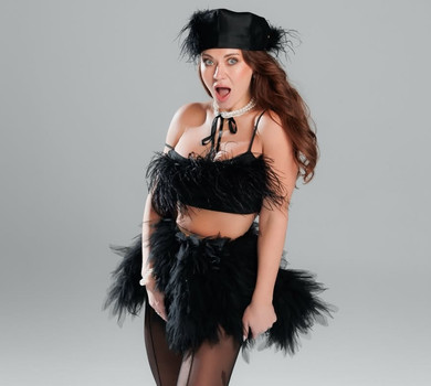 Міні та пір'ячко: Саліванчук у кокетливому луці нагадала, що час летить