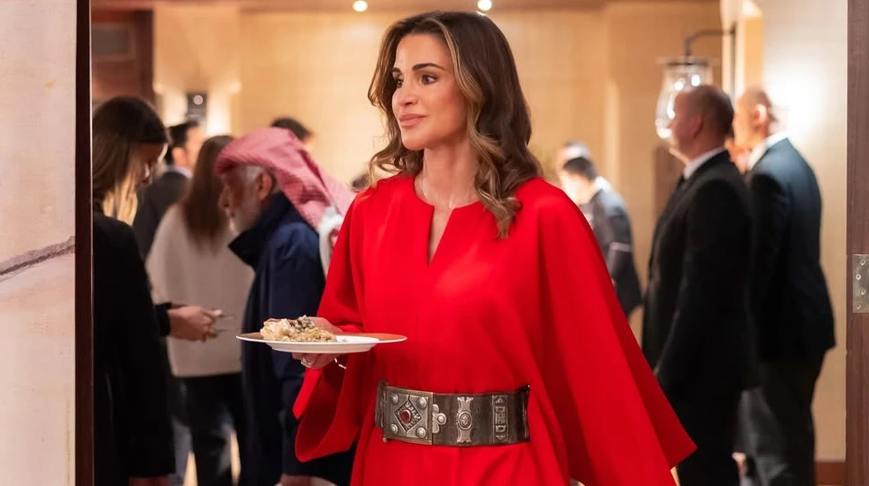 Королева Ранія у червоній сукні з металевим ремінцем показалася на святкуванні Рамадану з чоловіком і дітьми. Фото