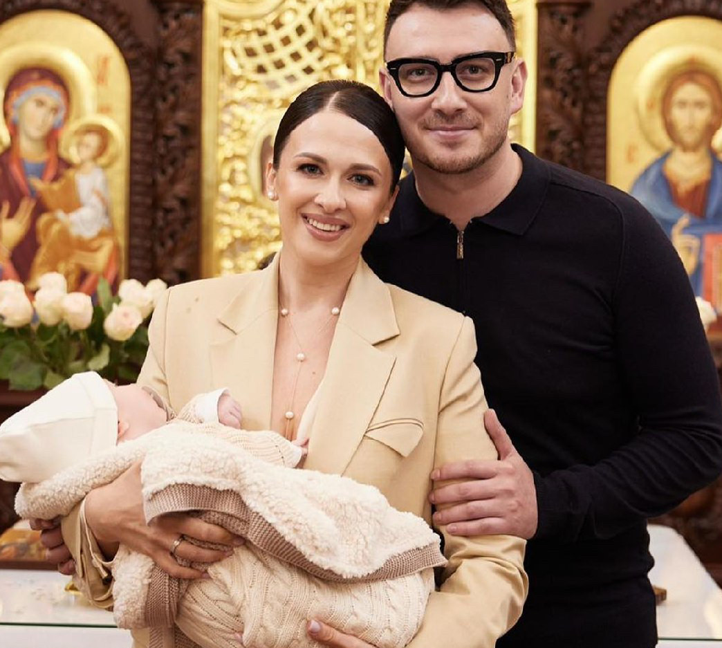 Ivan NAVI вперше показався з дружиною і сином та розказав про парні пологи