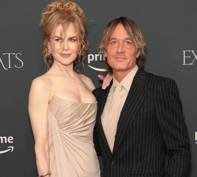 Голоторсий чоловік Кідман помацав її за дупцю на австралійському пляжі. Фото