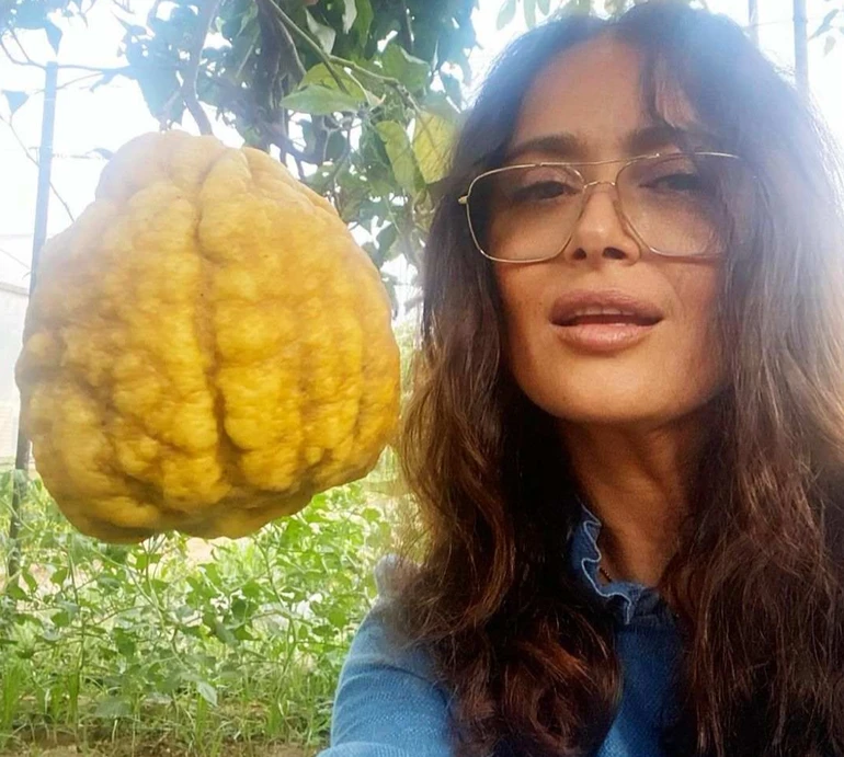 Хаєк без мейкапу поласувала полуничкою та заселфилася з помідорами