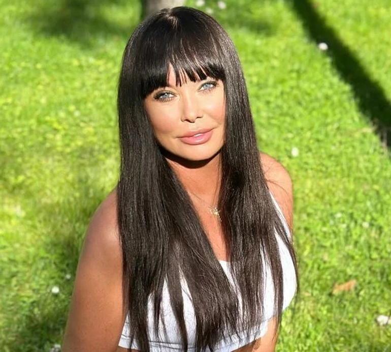 Сусідам подобається: 59-річна Ассія Ахат у коротенькому топі та шортах попозувала у дворі зі скрипкою