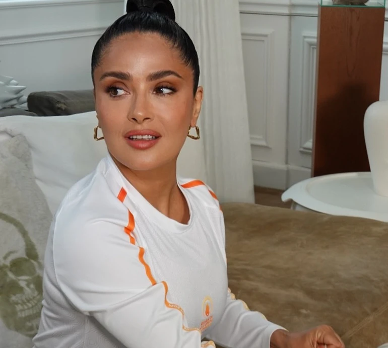 Сальма Хаєк в урочистому білому пронесла Олімпійський вогонь та зробила колесо у Версалі. Відео