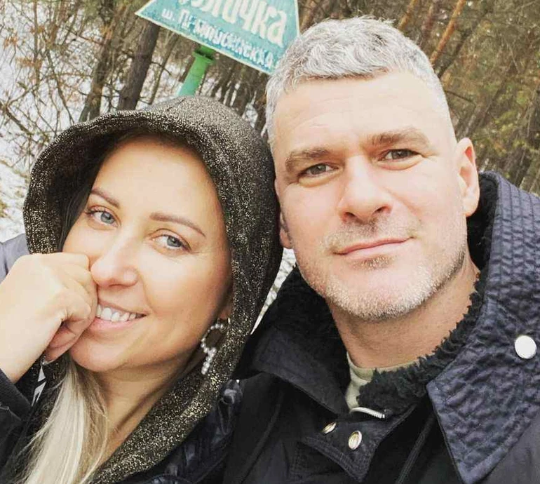 Мірзоян і Матвієнко показалися з 8-річною донькою на тлі гірського краєвиду. Фото