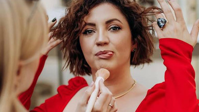 Бути жінкою: Цибульська у ненормальному челенджі показала, як тримати баланс з пляшкою на голові