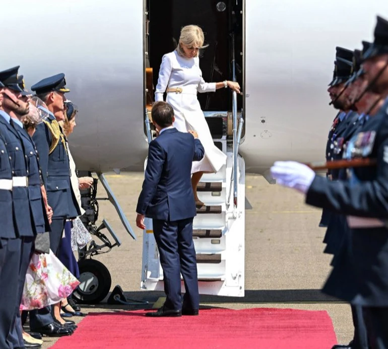 Бріджит Макрон на виході з літака проігнорувала простягнуту їй руку Емманюеля. Відео