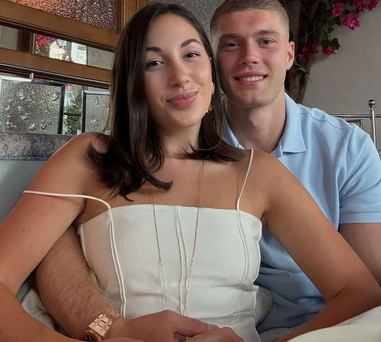 Довбик пригорнув дружину для романтичного фото з нагоди 5-річчя шлюбу