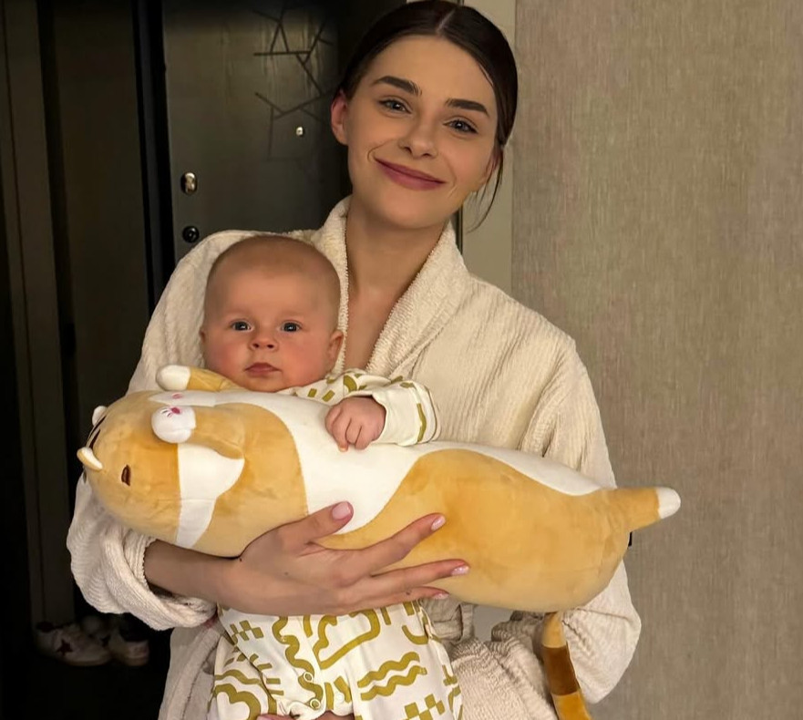 Не знаю, як він там опинився: дружина Остапчука на кумедному фото показала нове вміння 7-місячного сина