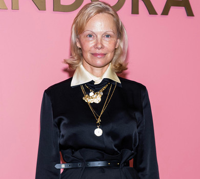 Памела Андерсон у сорочці українського бренду похвалилася елегантним образом на модному івенті. Фото