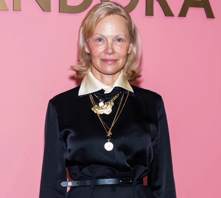 Памела Андерсон у сорочці українського бренду похвалилася елегантним образом на модному івенті. Фото