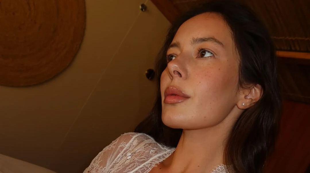 Був першою дитиною: вагітна Манекен без одягу зазнімкувалася зі своїм песиком