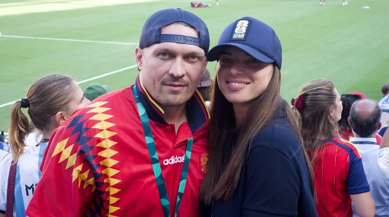 Усик та Зінченко з дружинами повболівали за Іспанію у фіналі ЧС в Нью-Джерсі. Фото