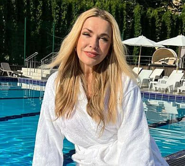 Детокс та водорості: Сумська без мейкапу показалася на брудній процедурі краси