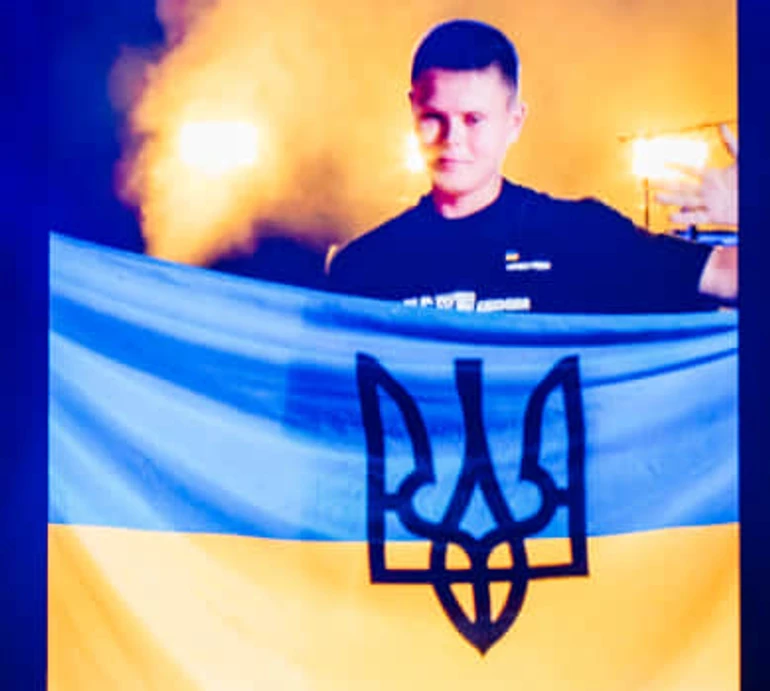 Imagine Dragons у Варшаві зустрілися з Сашком із Миколаївщини, чиє зруйноване село показали у кліпі