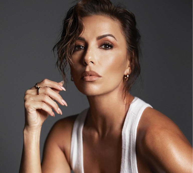 Лонгорія з голим стегном застигла у провокативній позі для обкладинки глянцю