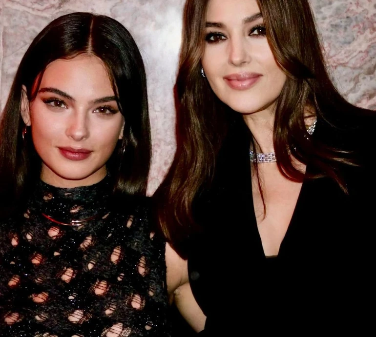 Мамина дівчинка: Дева Кассель притулилася до Моніки Белуччі для ч/б портрету