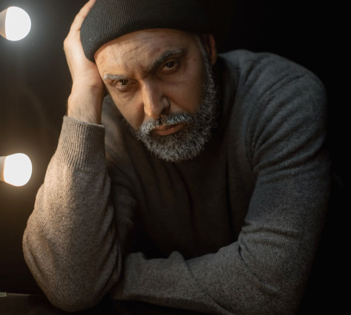 Козловський у новому кліпі постарів на 40 років та показав вагітну дружину. Відео