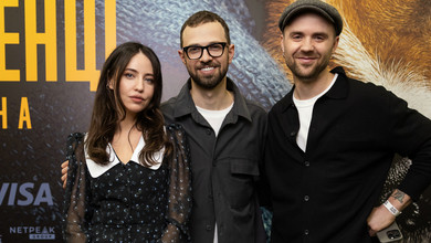 Дорофєєва з Кацуріним, пес Патрон та Єфросиніна підтримали Птушкіна на прем'єрі його фільму. Фото