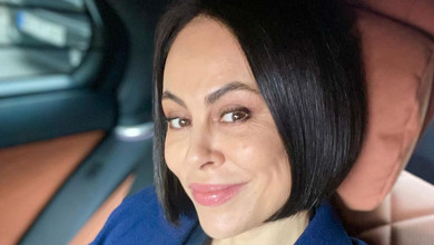 50-річна ексдружина Кличка в яскравій сукні посвітила голою спиною на івенті у Берліні. Відео