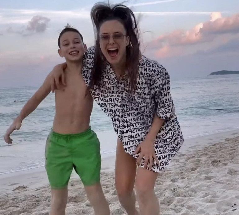 Мішина на екзотичному острові подуркувала з сином та гепнулася в пісок. Відео