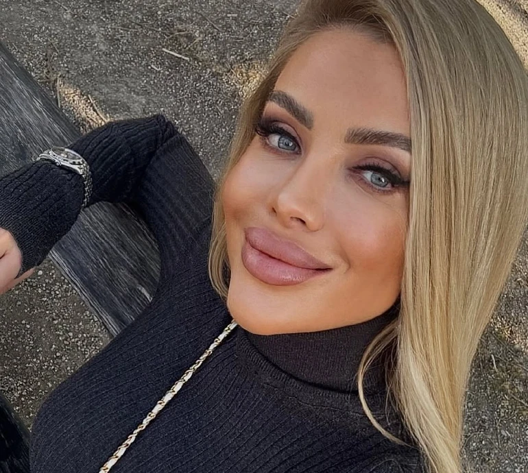 Крук у бікіні посвітила пружними формами в дубайському готелі