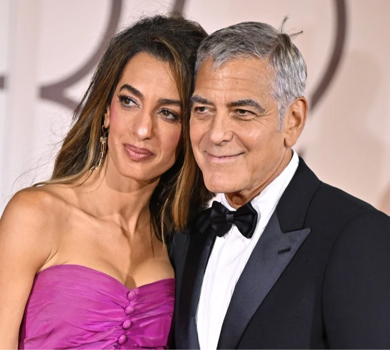 Дружина Клуні в 30-річному міні зі шлейфом посвітила стрункими ніжками на хіднику у Венеції. Фото