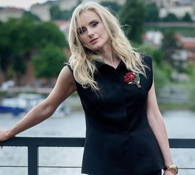 Total black і гроно калини: Федишин в елегантному луці попозувала на вулицях Праги