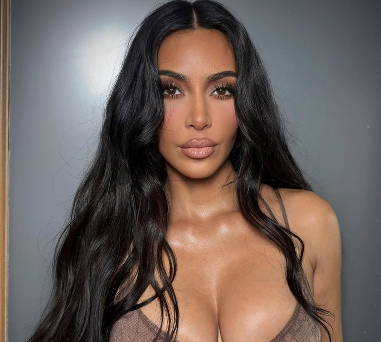 Викапана мама: Кардашян у Парижі вразила кардинально новою зачіскою. Фото