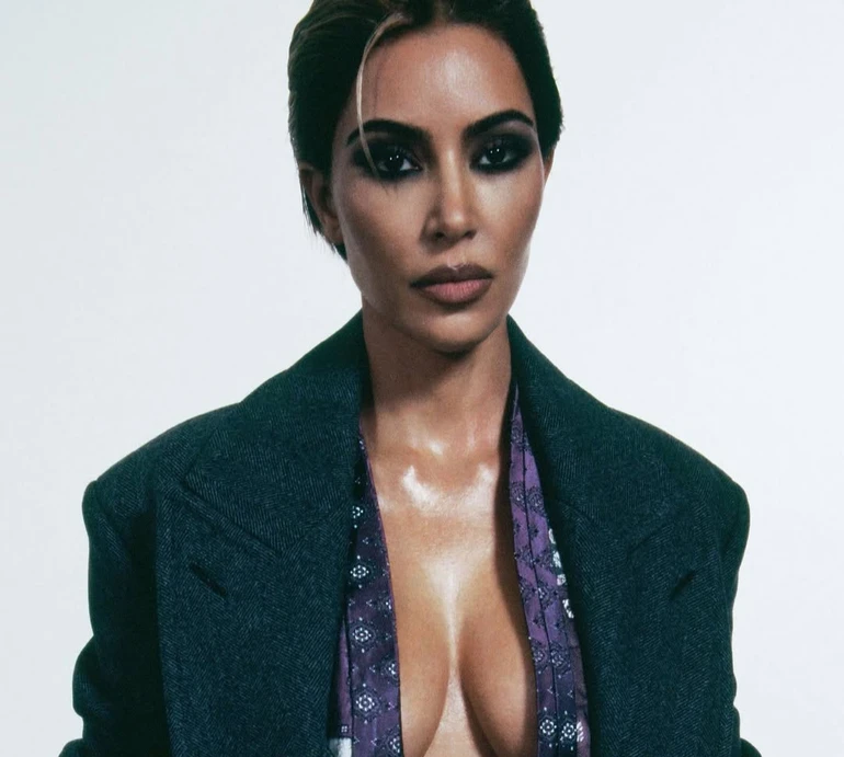 Кардашян з оголеним бюстом та реалістичним бодіартом знялася для пікантних фото