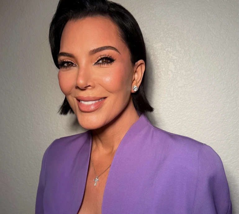 Ця талія: 70-річна мама Кардашян вразила стрункістю у бузковому костюмі 1988 року