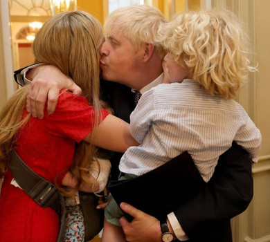 Борис Джонсон з дітьми прикрасили новорічну ялинку. Фото