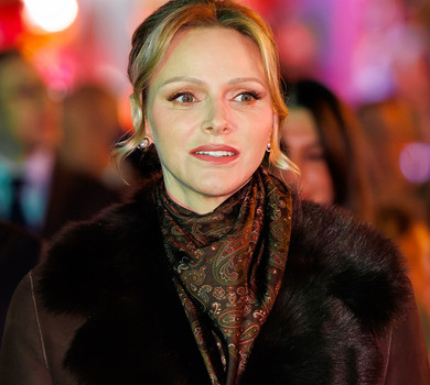 Шарлін в максі-плісе і Габріела в ніжно-рожевому: княгиня і князівна Монако в вишуканих платтях постали на святковому родинному фото