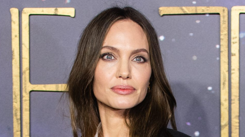 Джолі в голій сукні зі срібними квітами здійснила ефектну появу на паризькому хіднику