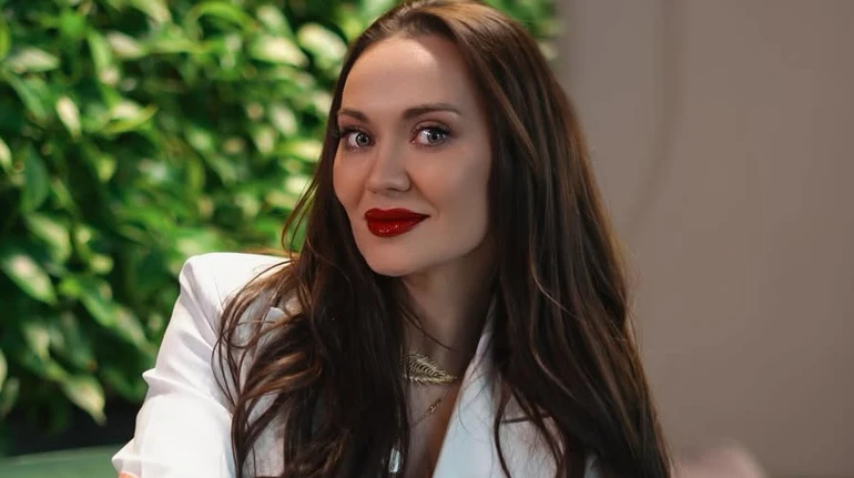 Саліванчук у яскравому купальнику похизувалася формами на засніженому шезлонгу у Карпатах