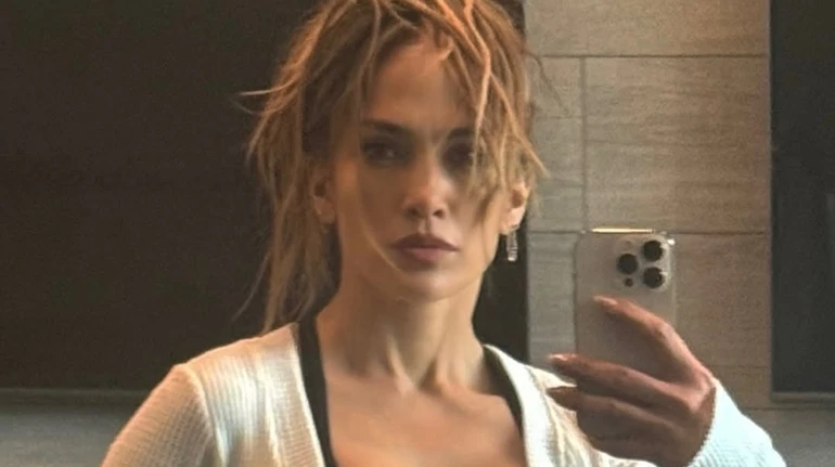 Чиста дисципліна: 56-річна Лопес у топі та лосинах захопила пресом на селфі в спортзалі