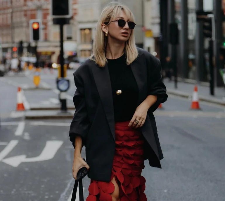 Червона аплікація і босоніжки зі шкарпетками: Пренткович засвітилася на стрітстайлі Тижня моди в Лондоні