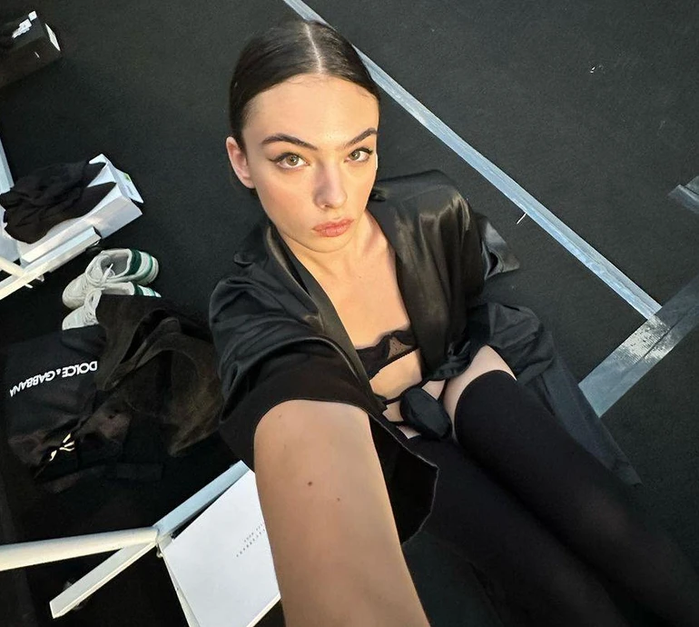 З подіуму такого не покажуть: Дева Кассель за лаштунками блиснула дупцею в спідньому