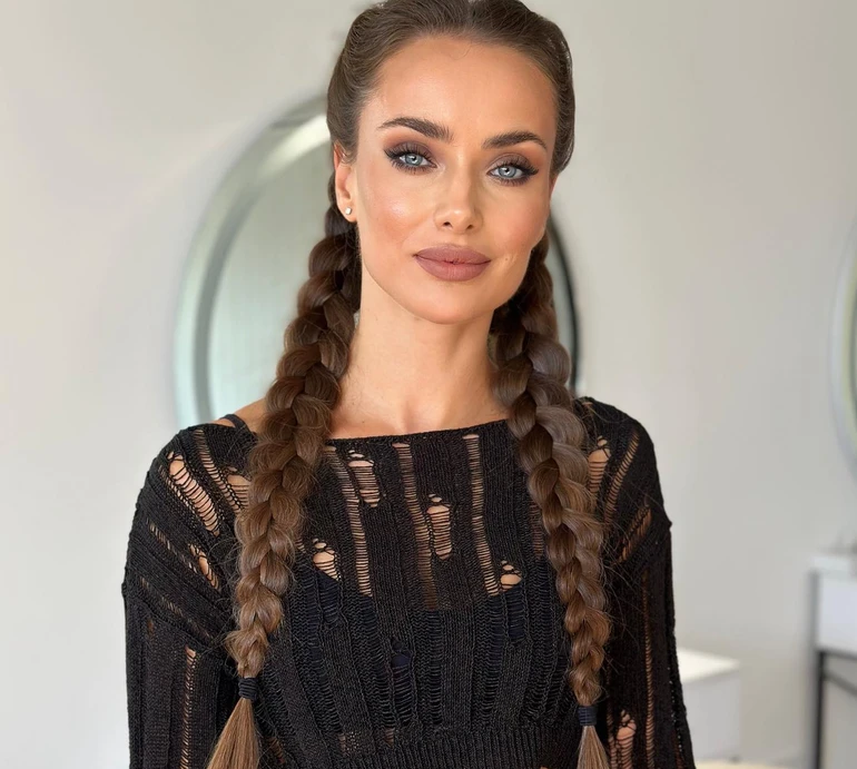 Мішина у монолуці посвітила голими стегнами з-під шкіряного тренчу. Фото