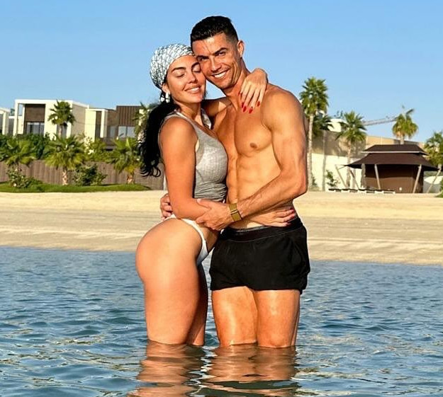 Природжений супертато: Роналду показався на мальовничому пляжі з чотирма дітьми. Миле відео