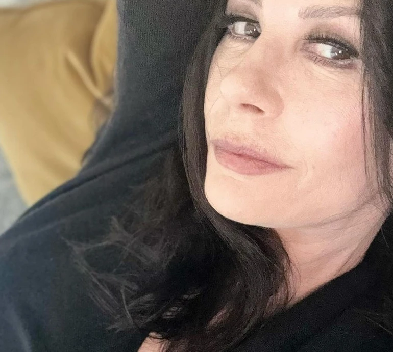 Неприродне бажання: 54-річна Зета-Джонс наробила понеділкових селфі зблизька