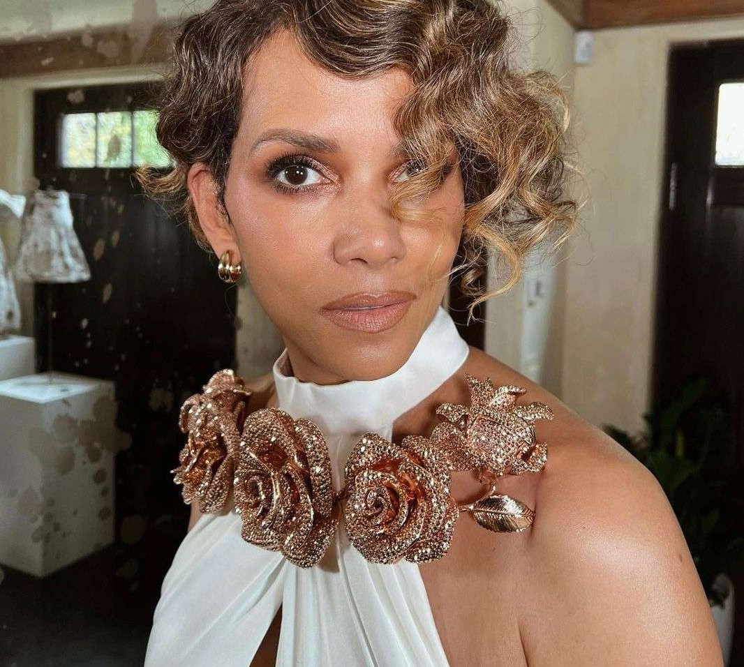 Дідько, я не мав цього постити: бойфренд Холлі Беррі показав Insta-підписникам її голу дупцю. Фото