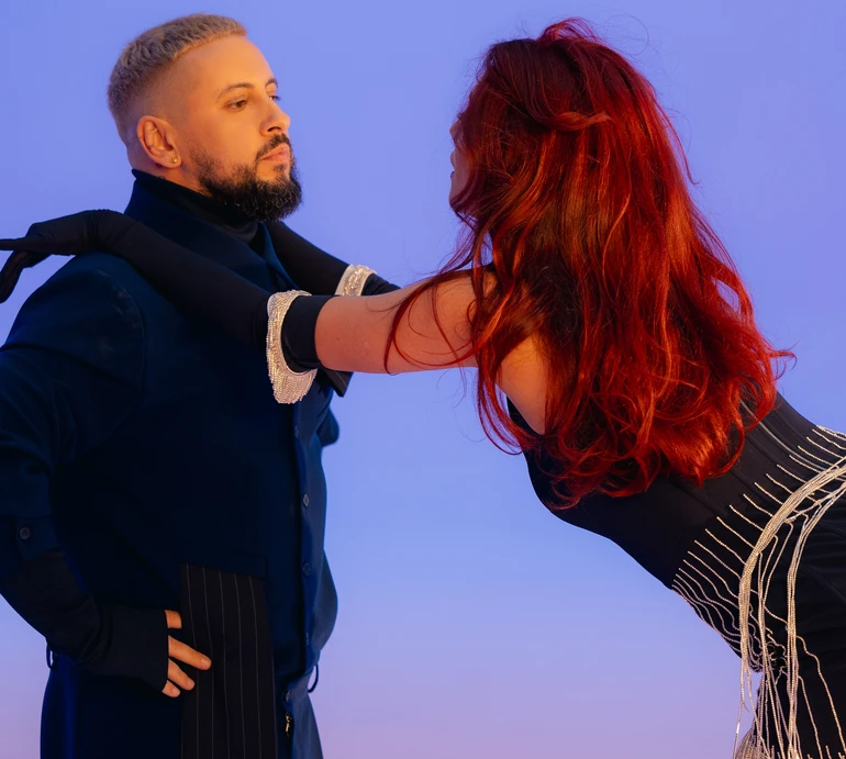 Блондин Монатік постав перед судом присяжних у запальному кліпі від Муіньо