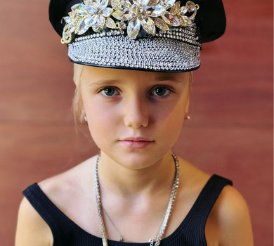 Мамина мініверсія: Камінська здивувала 9-річною дочкою в сценічному образі брюнетки