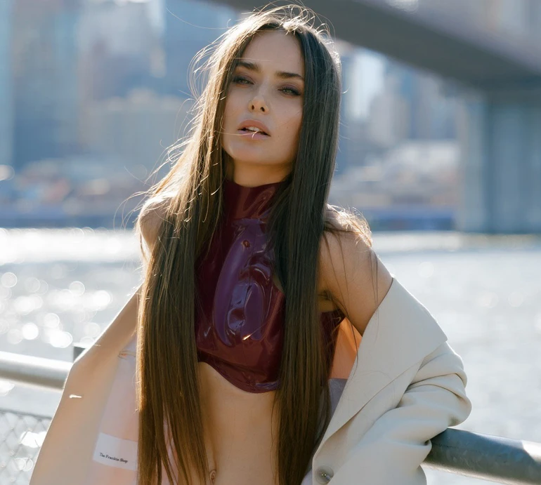 Усім на тебе начхати: Мішина у латексі посвітила пресом на тлі Америки і назвала її плюси та мінуси