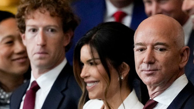 Підловили за фактчекінгом: момент із інавгурації, де Цукерберг зазирнув у декольте нареченої Безоса, насмішив мережу