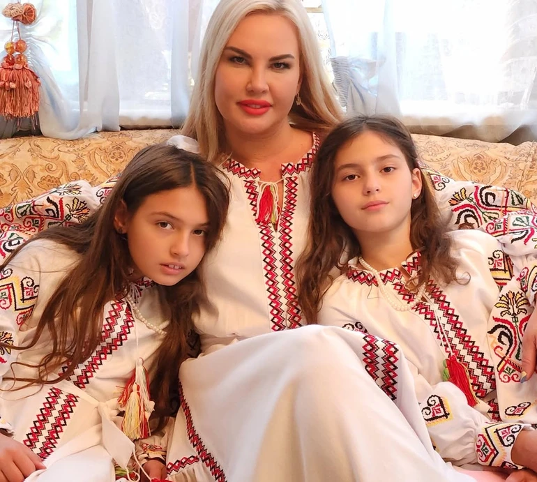 11-річні дочки Камалії у коктейльних сукнях і на підборах підтримали зіркову маму на премії YUNA. Фото