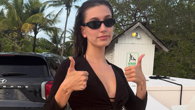 Хейлі Бібер у тоненькому бікіні та ковбойському капелюсі посвітила тілом на пляжі. Фото