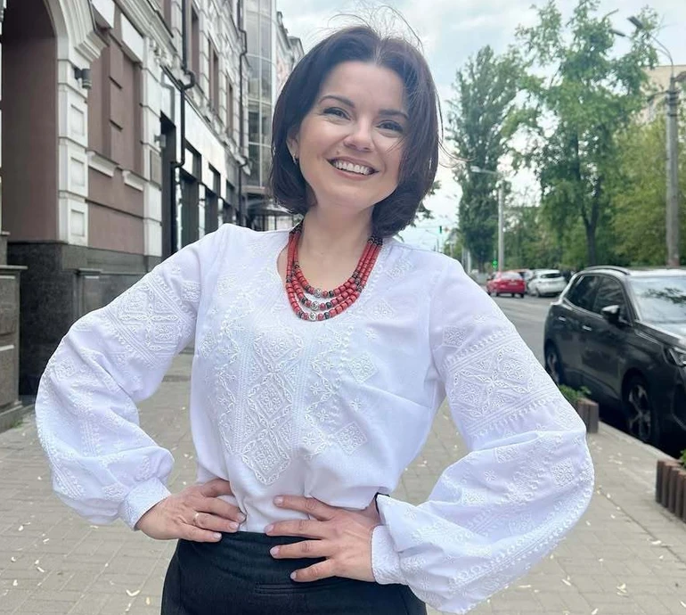 Падалко в обтислому максі попозувала для вишуканих ч/б портретів